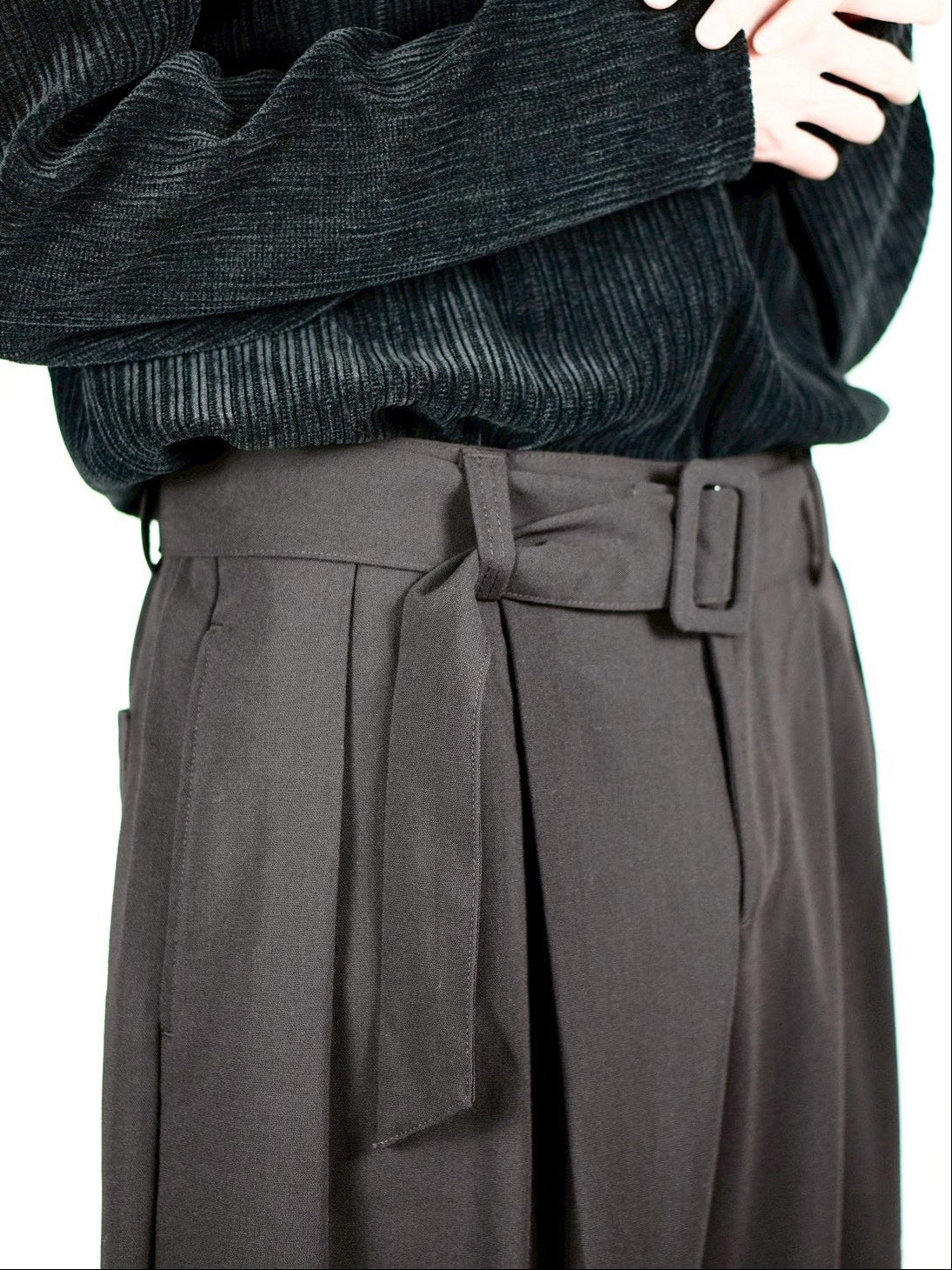 5/8 20:00 発売 
受注制【Chikashitsu +】belt tuck wide slacks (3color)