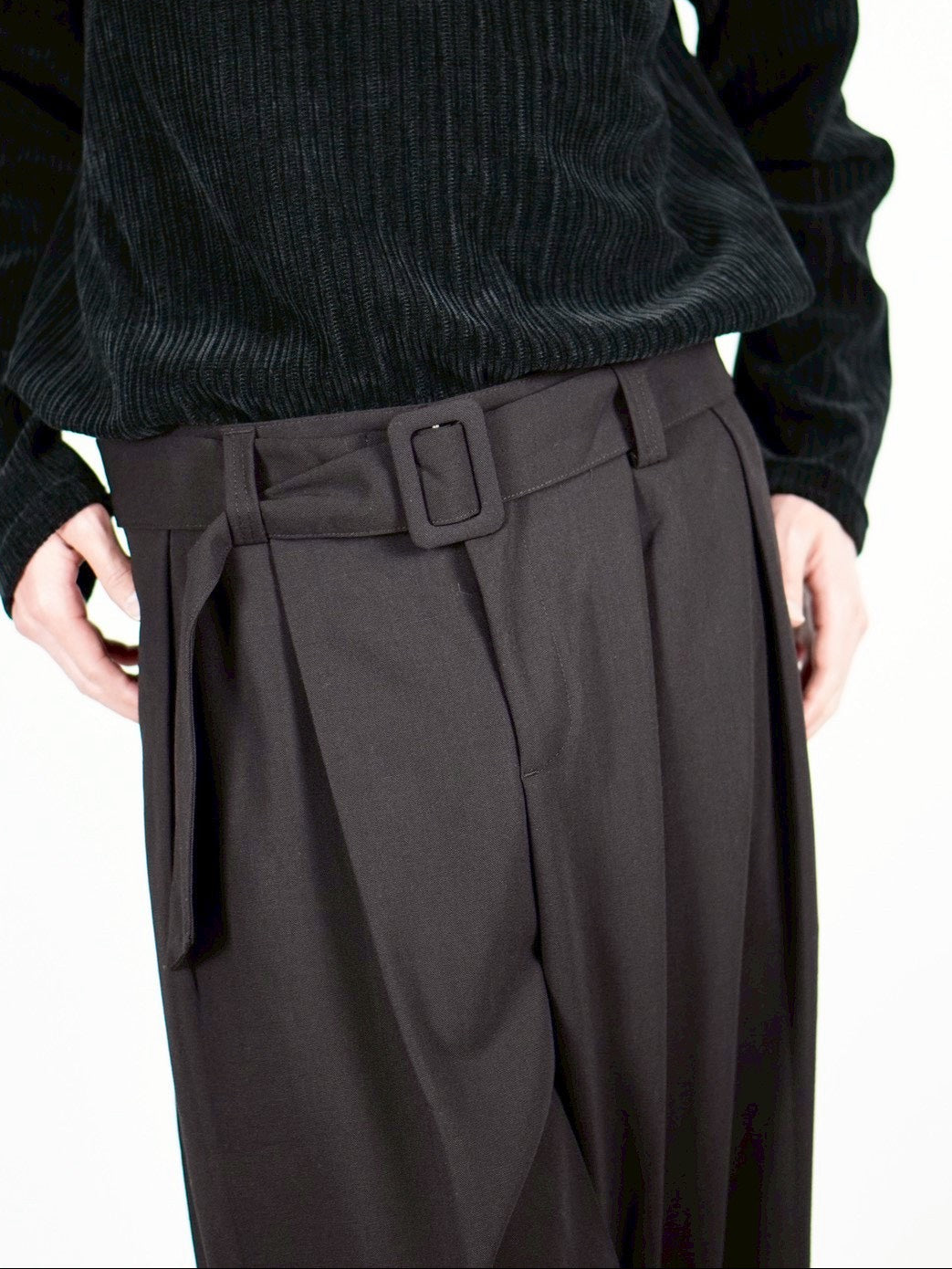 5/8 20:00 発売 
受注制【Chikashitsu +】belt tuck wide slacks (3color)