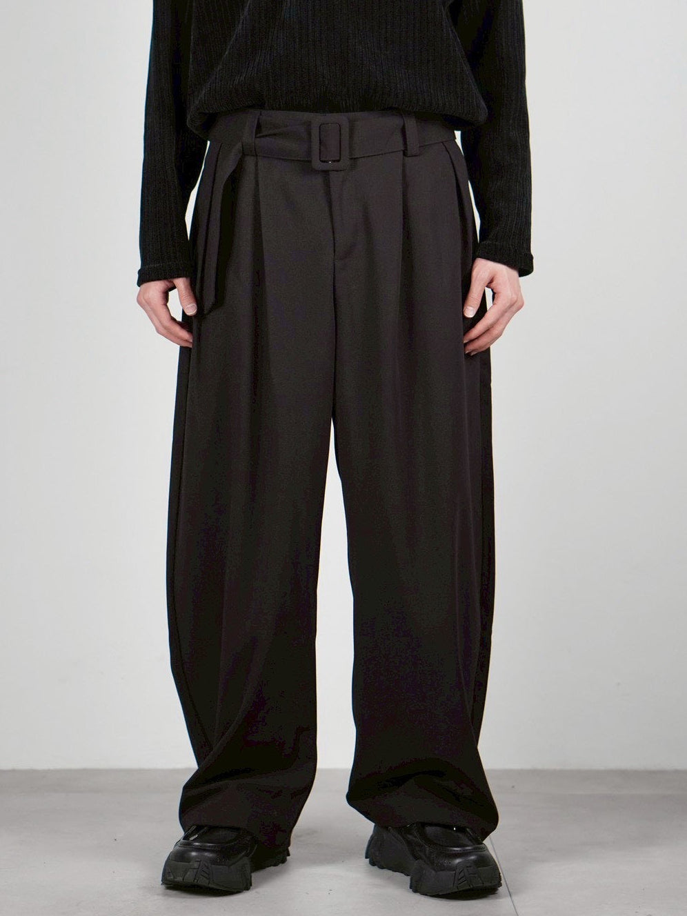 5/8 20:00 発売 
受注制【Chikashitsu +】belt tuck wide slacks (3color)