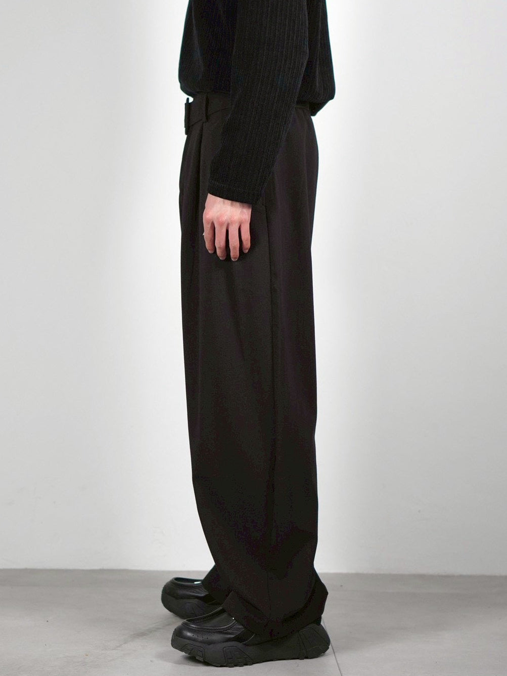 5/8 20:00 発売 
受注制【Chikashitsu +】belt tuck wide slacks (3color)