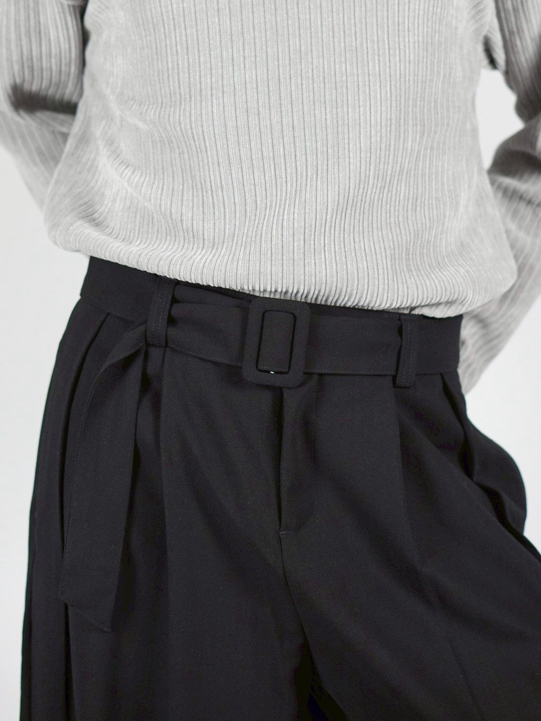 5/8 20:00 発売 
受注制【Chikashitsu +】belt tuck wide slacks (3color)