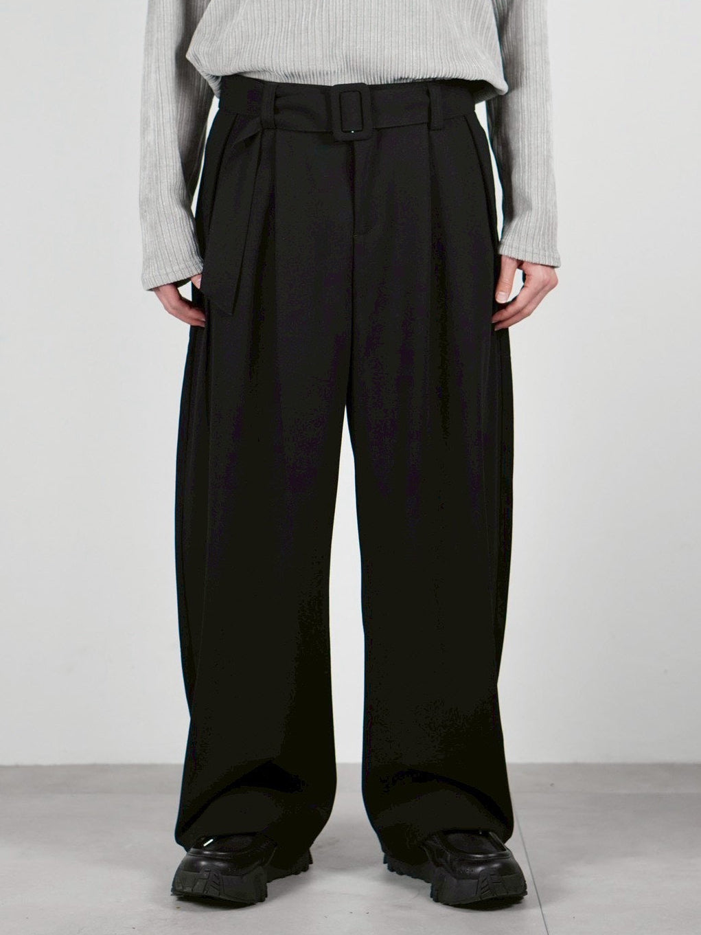 5/8 20:00 発売 
受注制【Chikashitsu +】belt tuck wide slacks (3color)