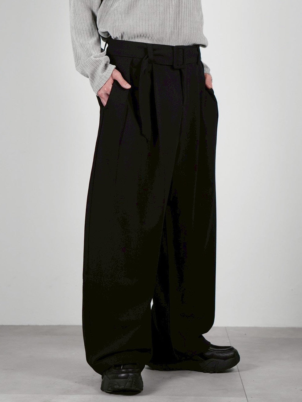 5/8 20:00 発売 
受注制【Chikashitsu +】belt tuck wide slacks (3color)