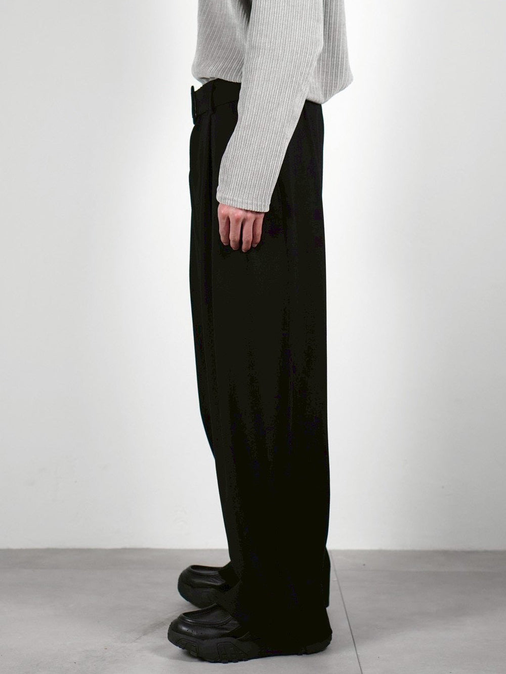 5/8 20:00 発売 
受注制【Chikashitsu +】belt tuck wide slacks (3color)