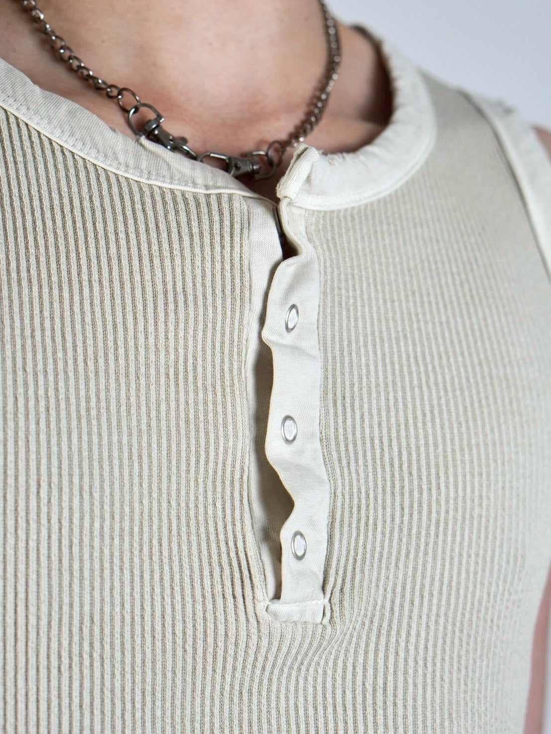 受注制【Chikashitsu +】pigment henley neck sleeveless (3color)