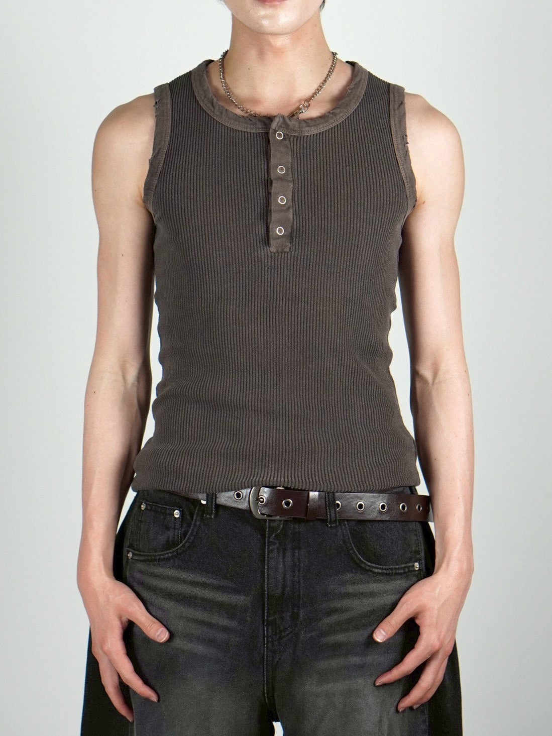 受注制【Chikashitsu +】pigment henley neck sleeveless (3color)