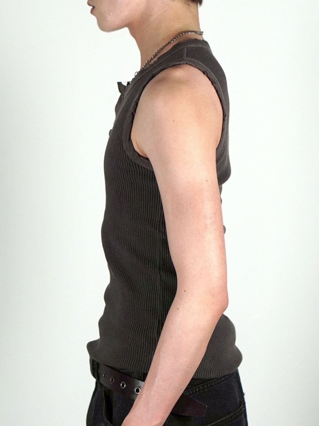 受注制【Chikashitsu +】pigment henley neck sleeveless (3color)