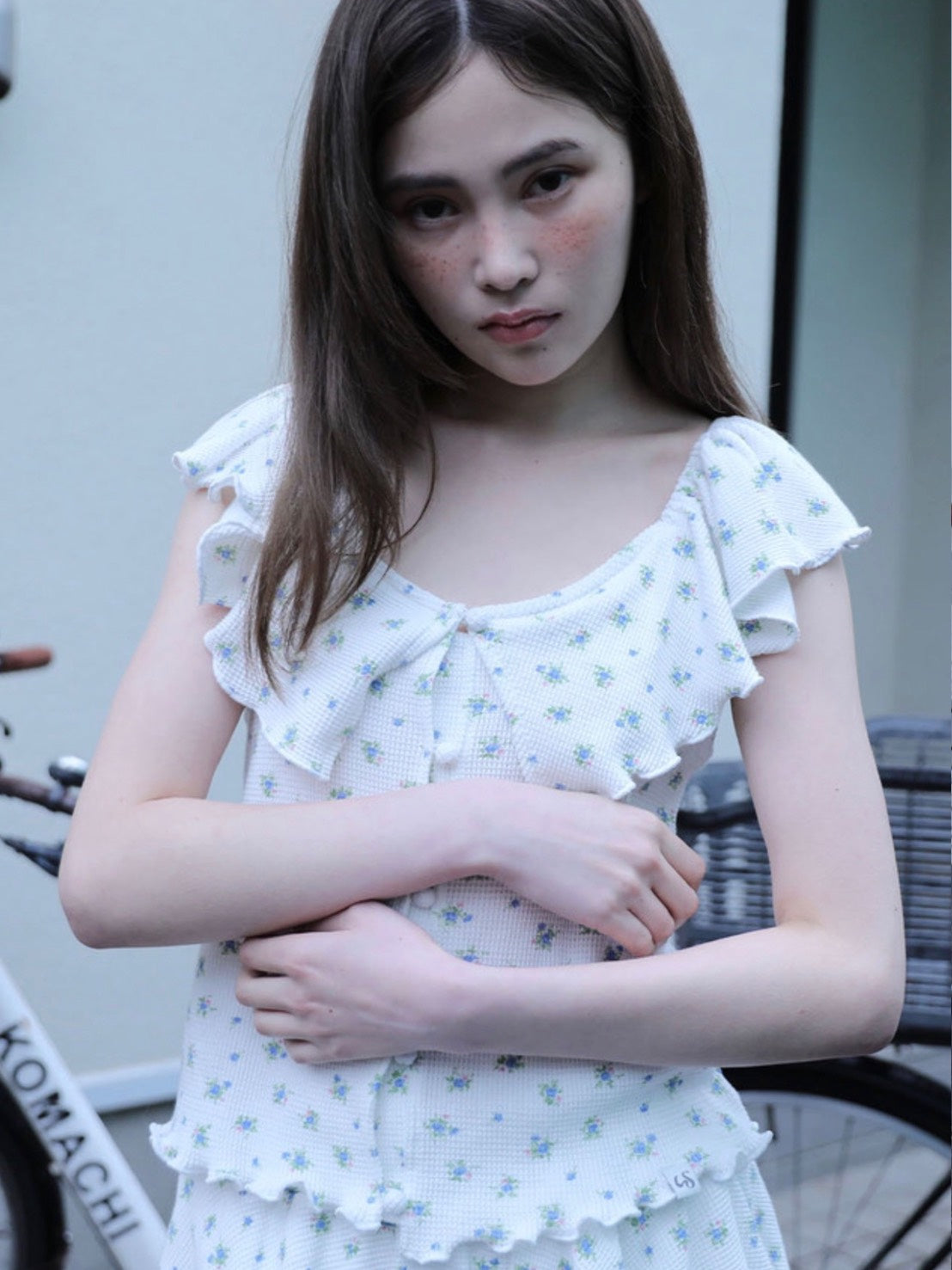 【Uglyshadow】RUFFLE FLOWER BLOUSE