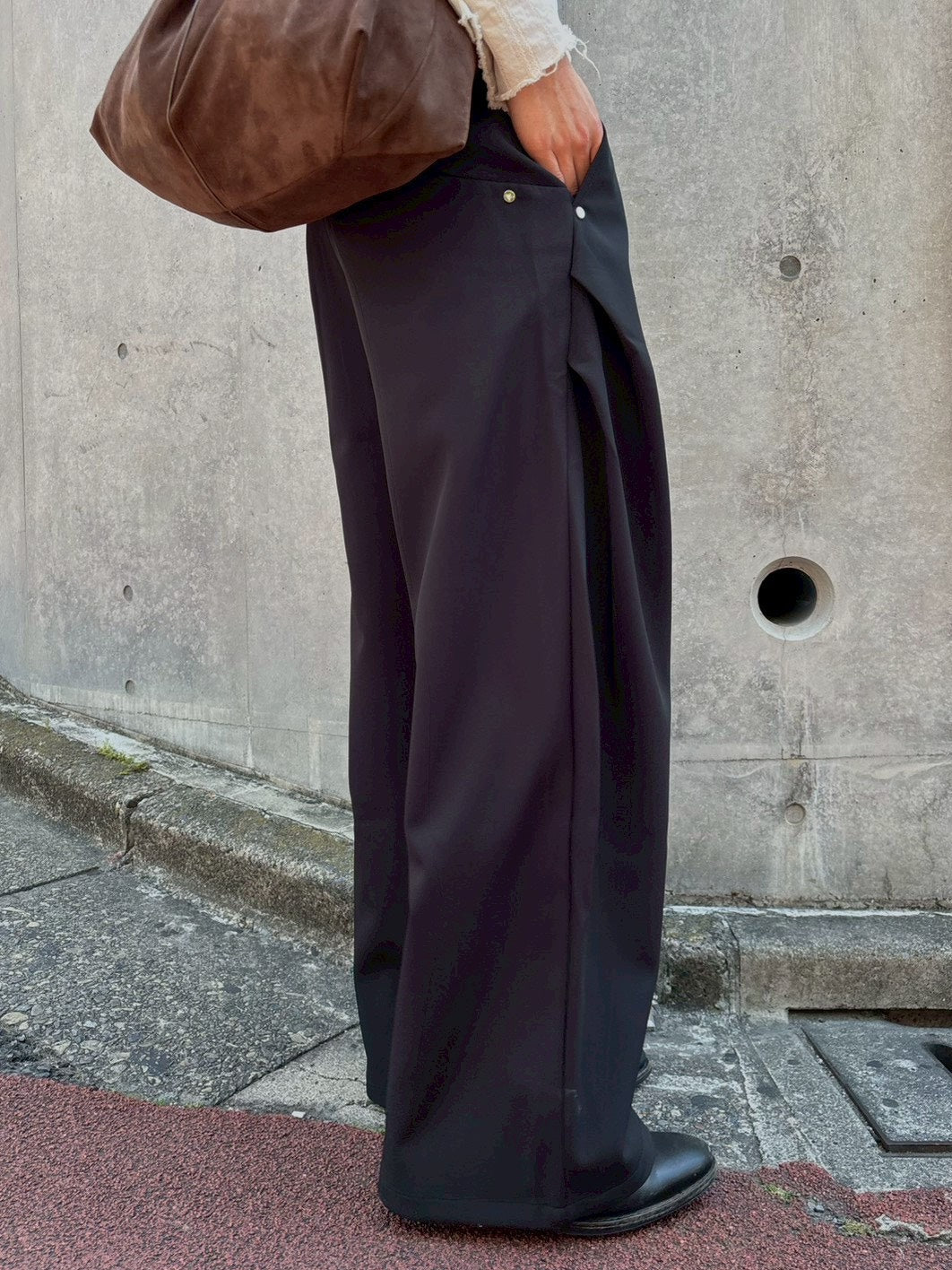 受注制【Chikashitsu +】curve tuck rivet wide slacks