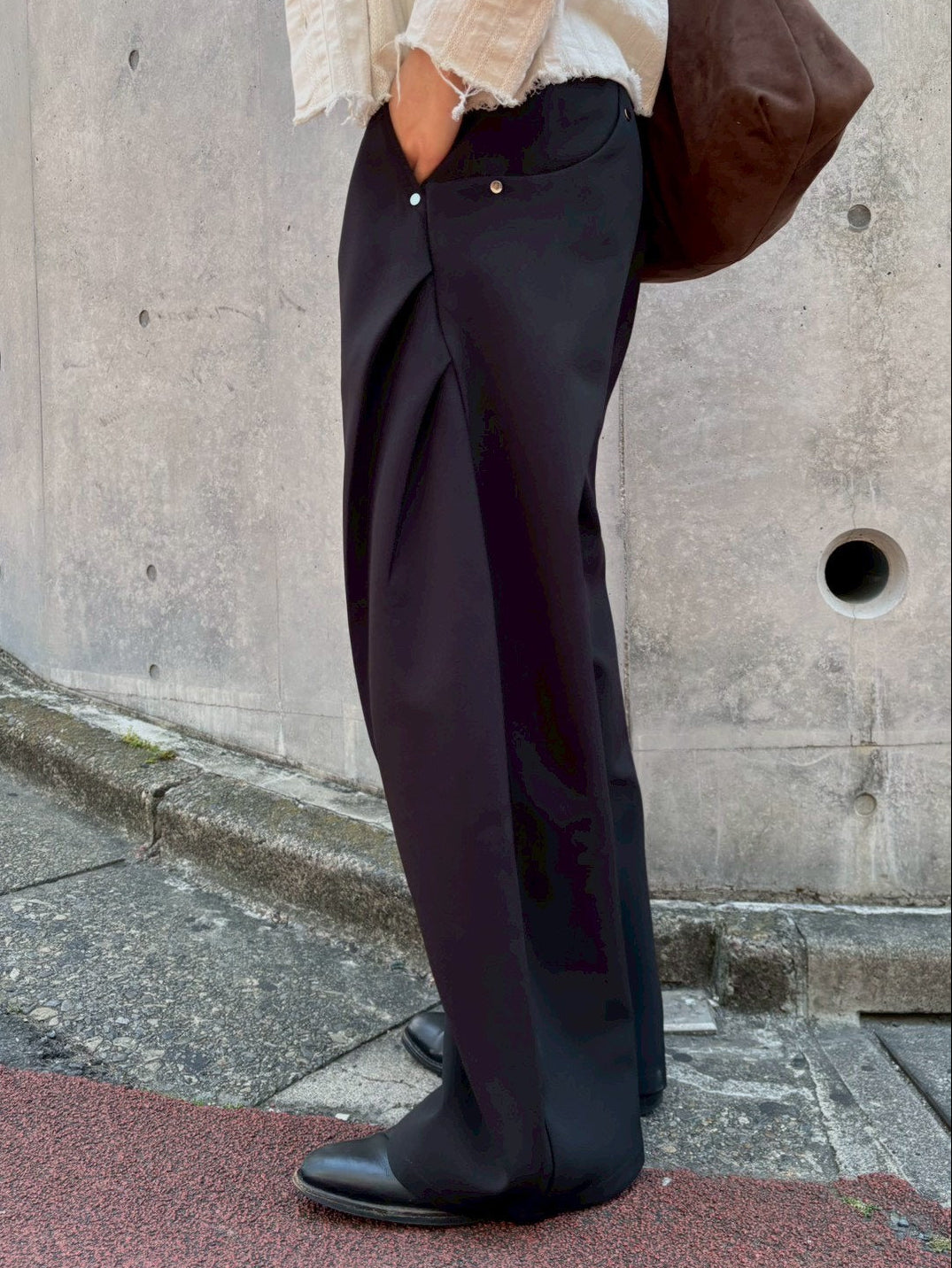 受注制【Chikashitsu +】curve tuck rivet wide slacks