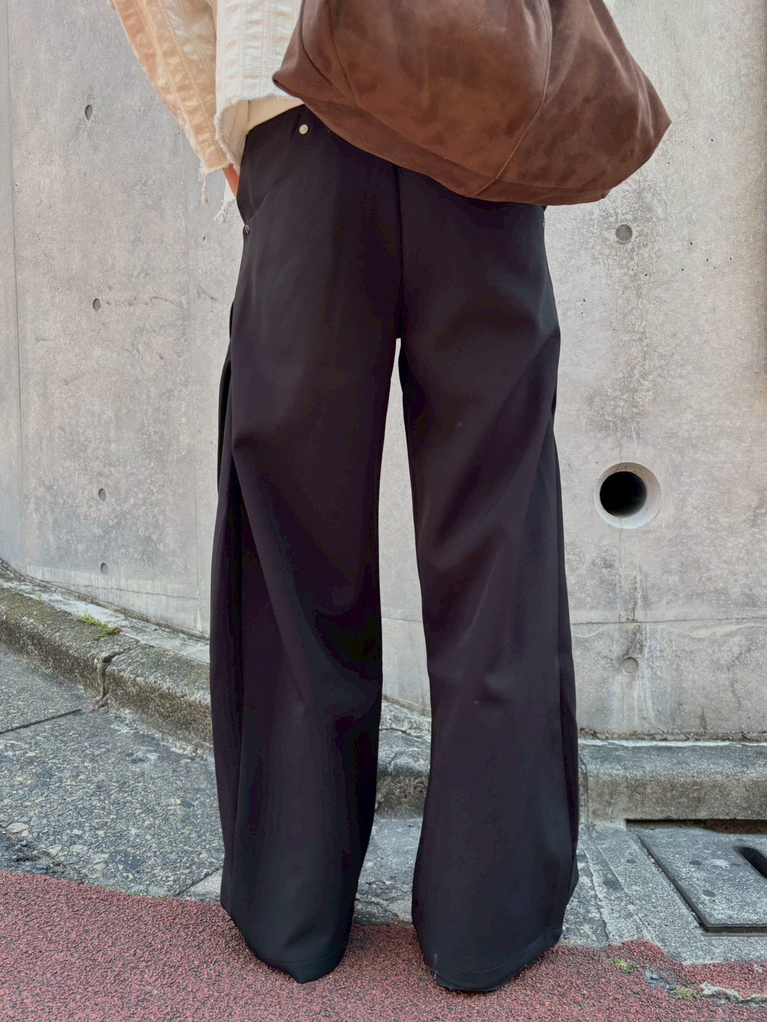 受注制【Chikashitsu +】curve tuck rivet wide slacks