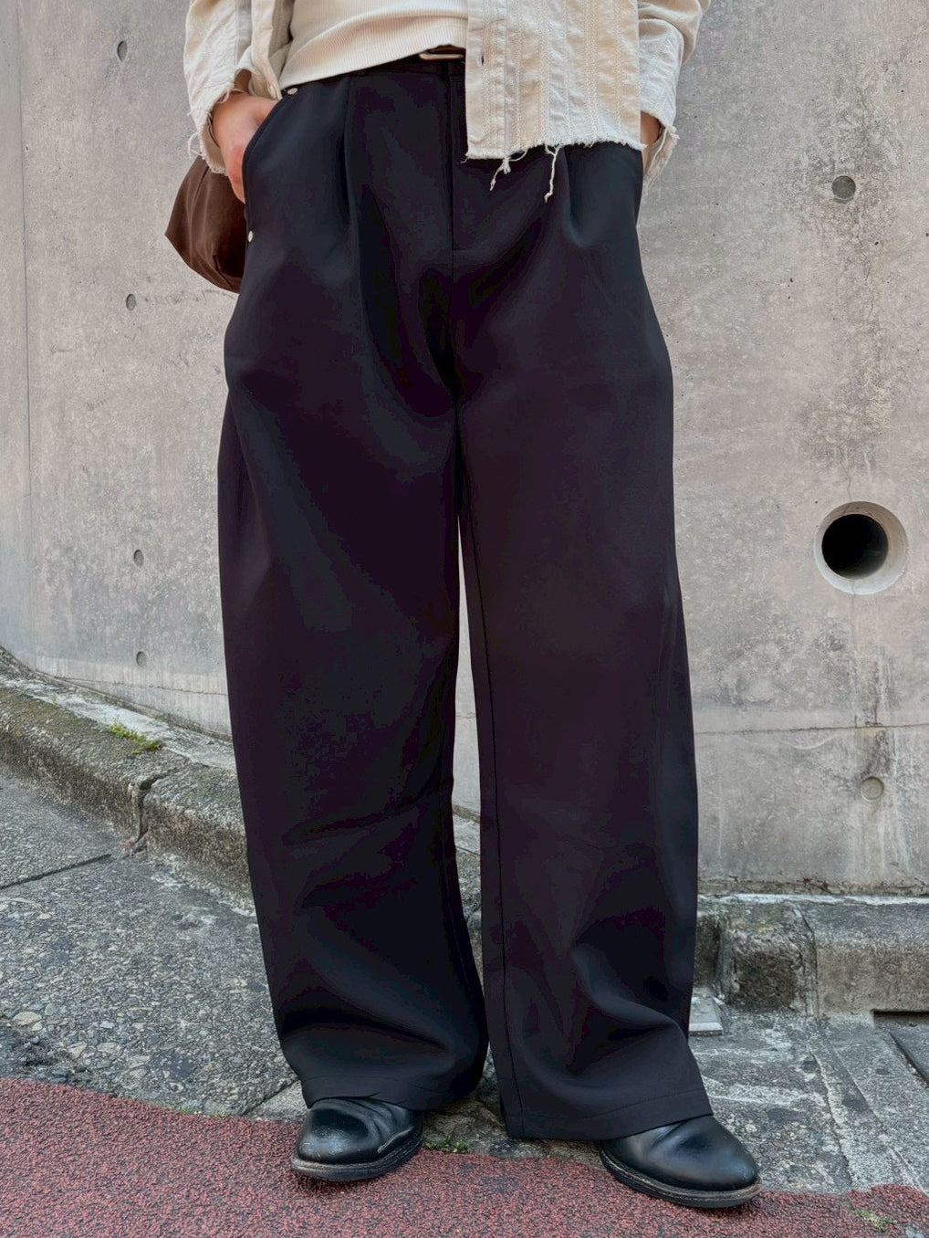 受注制【Chikashitsu +】curve tuck rivet wide slacks