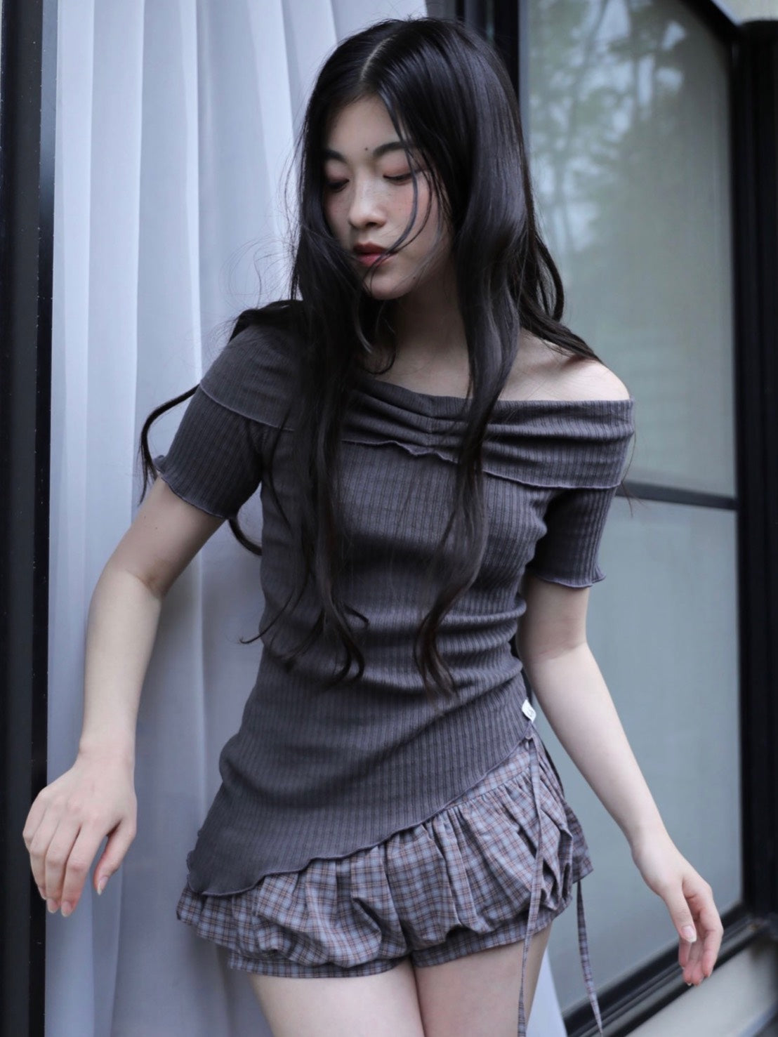 【Uglyshadow】ASYMMETRIC RIB OFF-SHOULDER TEE