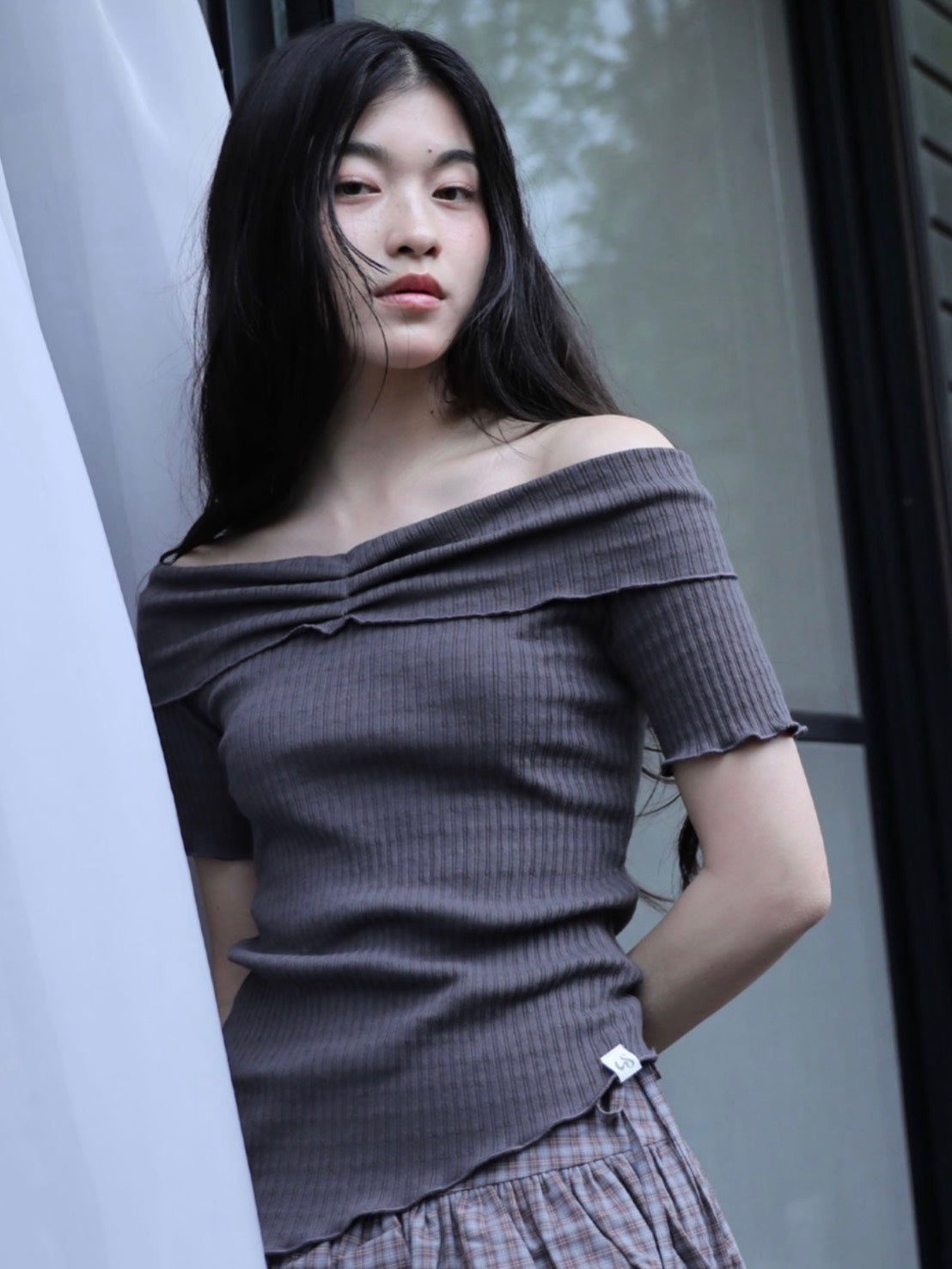 【Uglyshadow】ASYMMETRIC RIB OFF-SHOULDER TEE