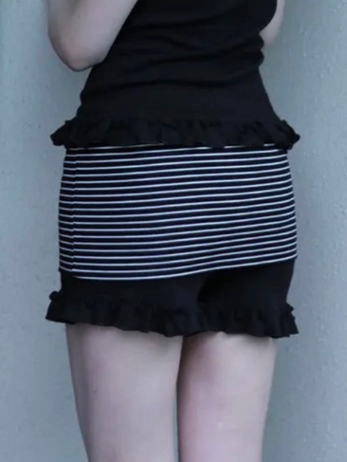 6/15 21:00発売【Uglyshadow】ST FRILL CONTRAST SHORTS