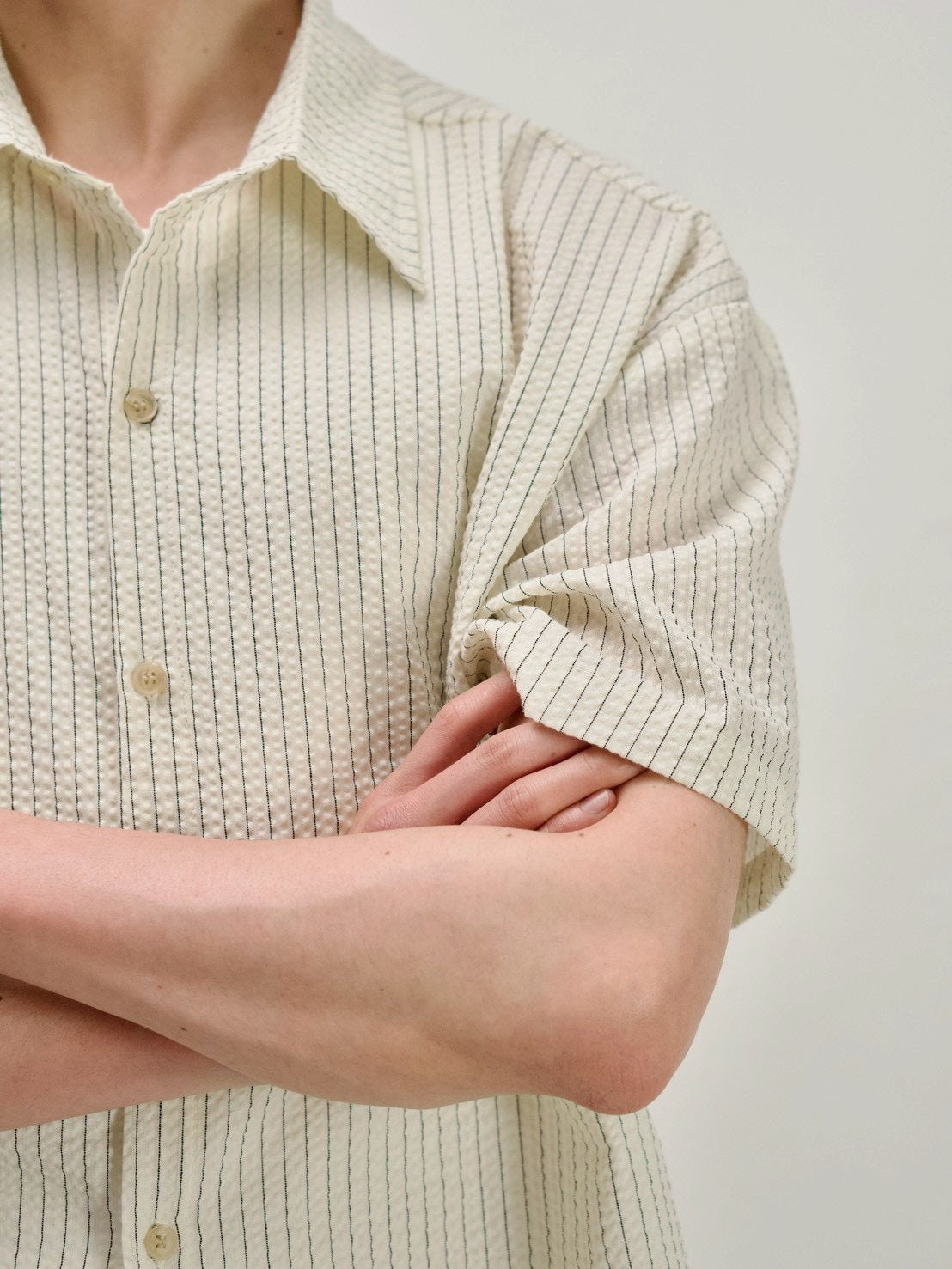 受注制【Chikashitsu +】seersucker crop shirt (2color)