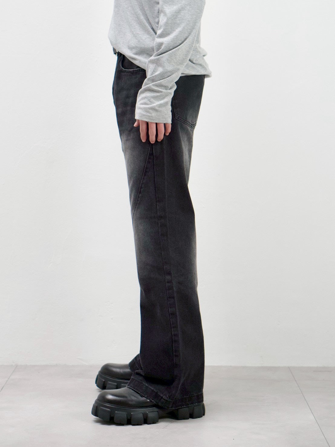受注制【Chikashitsu +】washed bootscut denim pants(black)