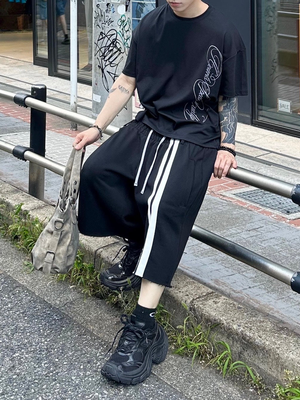 受注制【Chikashitsu +】vertical script crop t-shirt (3color)