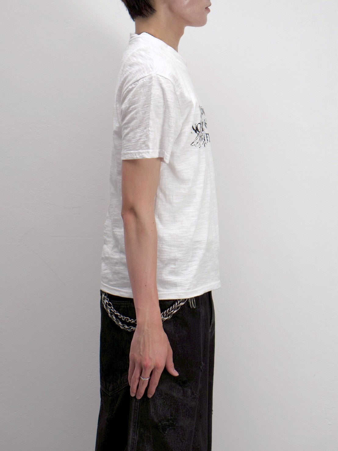 受注制【Chikashitsu +】distorted logo crop t-shirt (2color)