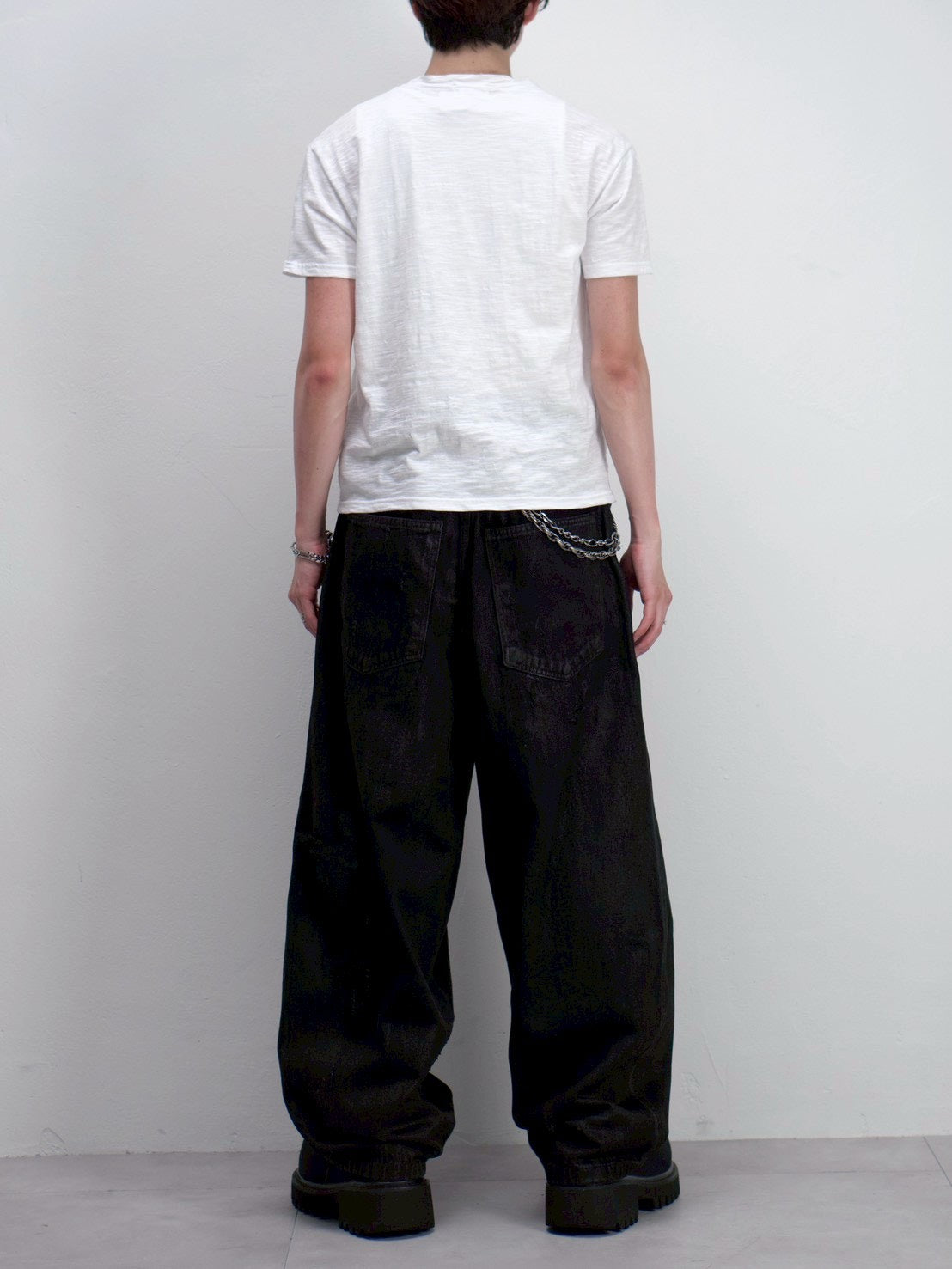 受注制【Chikashitsu +】distorted logo crop t-shirt (2color)