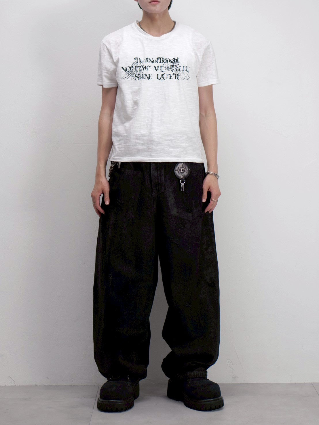 受注制【Chikashitsu +】distorted logo crop t-shirt (2color)