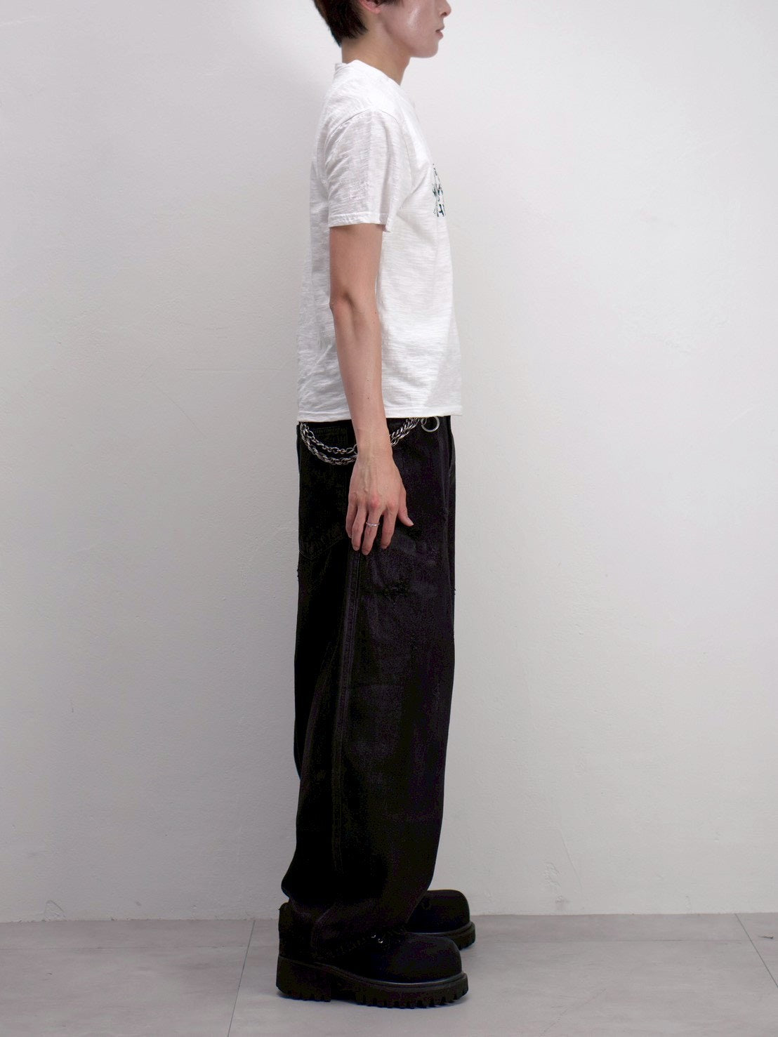 受注制【Chikashitsu +】distorted logo crop t-shirt (2color)