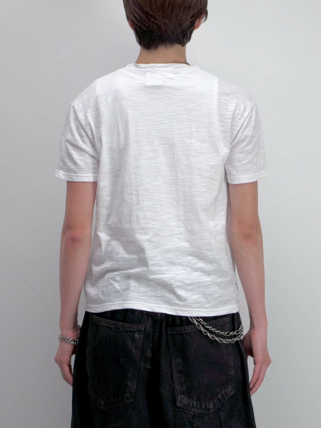 受注制【Chikashitsu +】distorted logo crop t-shirt (2color)