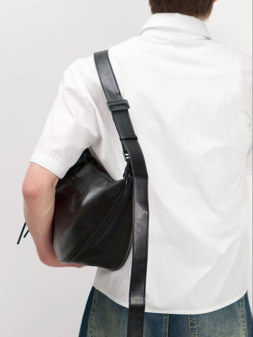 受注制【Chikashitsu +】half moon crossbody bag