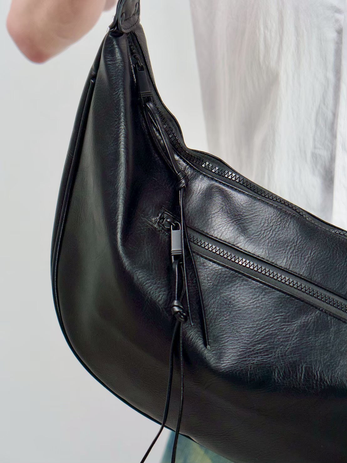 受注制【Chikashitsu +】half moon crossbody bag
