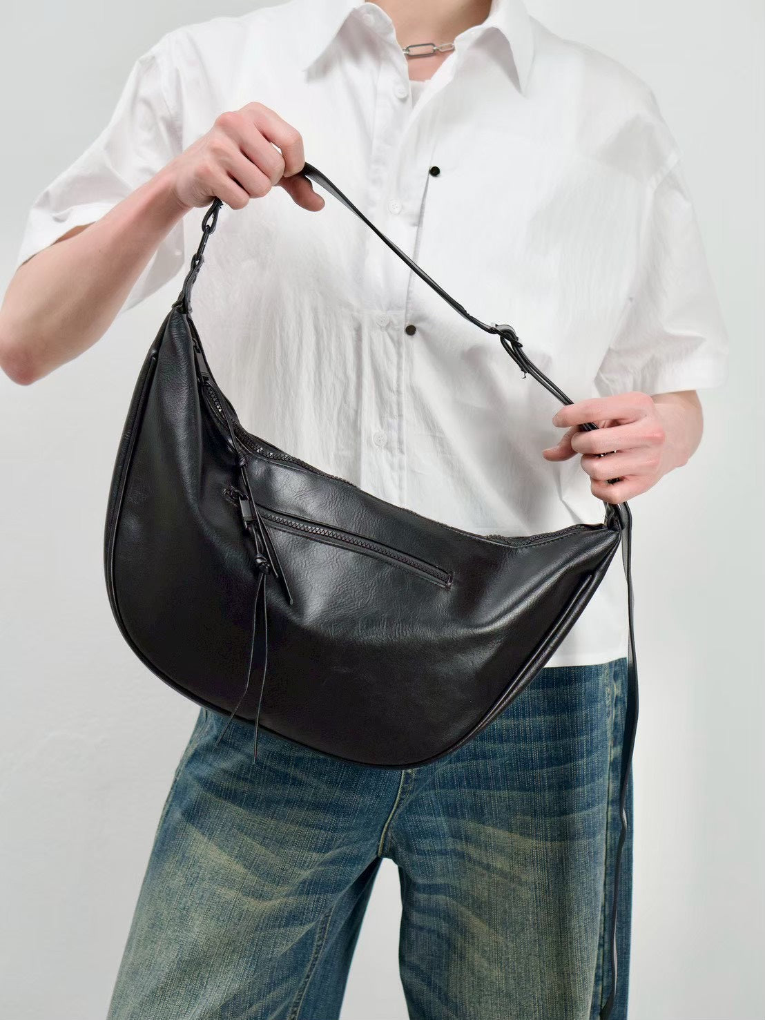 受注制【Chikashitsu +】half moon crossbody bag