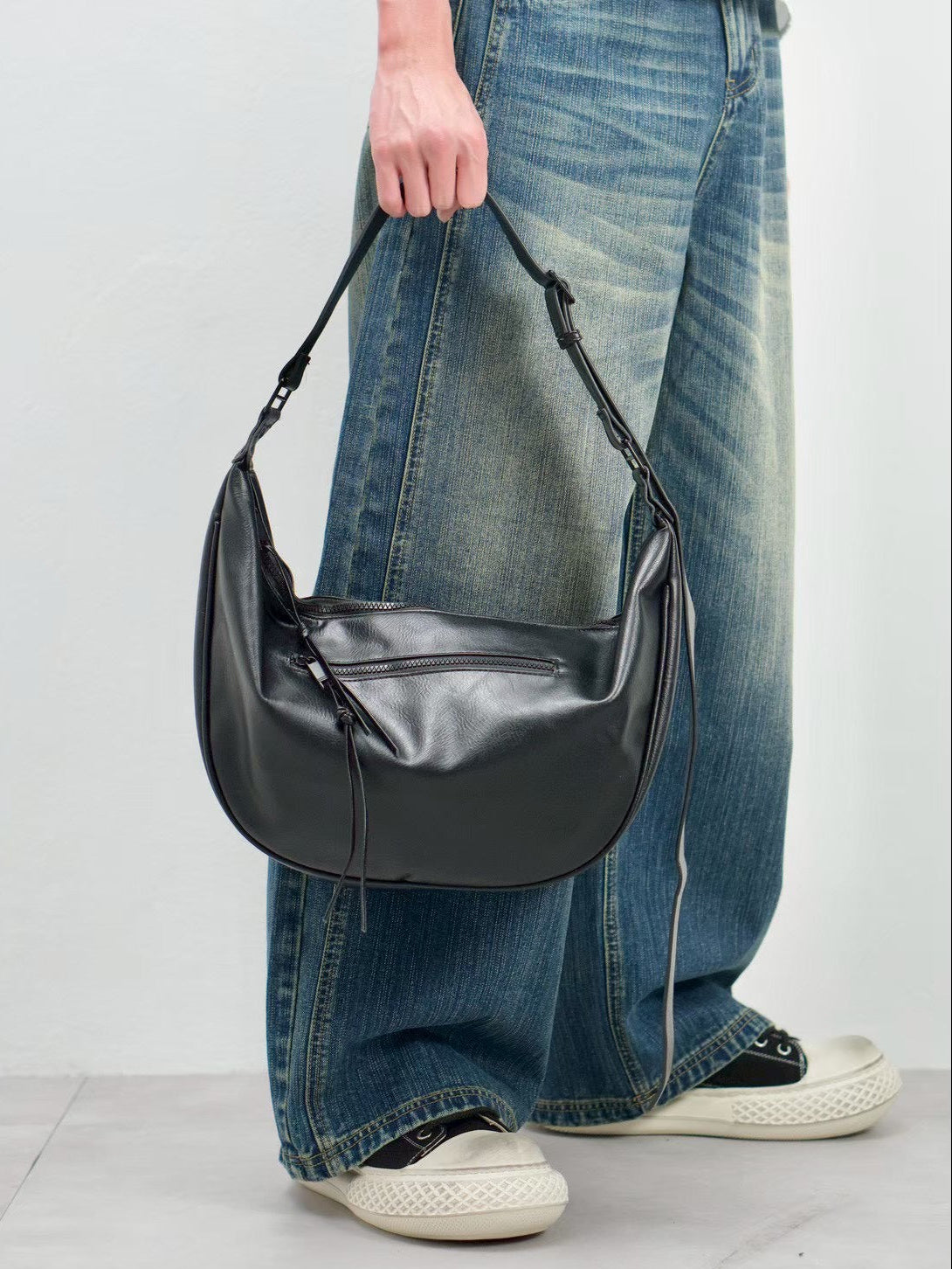 受注制【Chikashitsu +】half moon crossbody bag