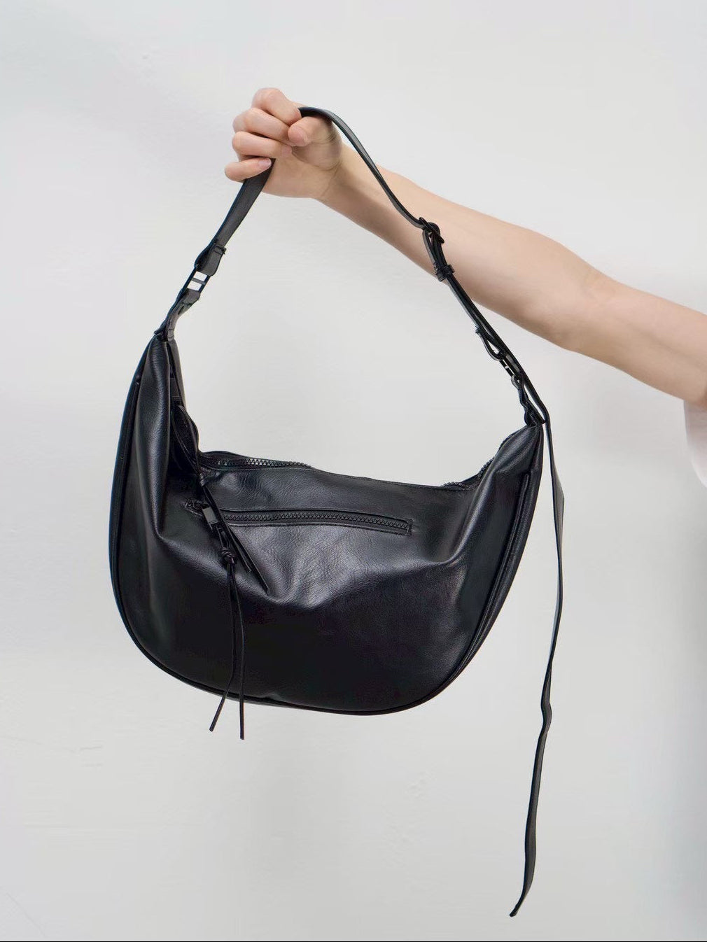 受注制【Chikashitsu +】half moon crossbody bag