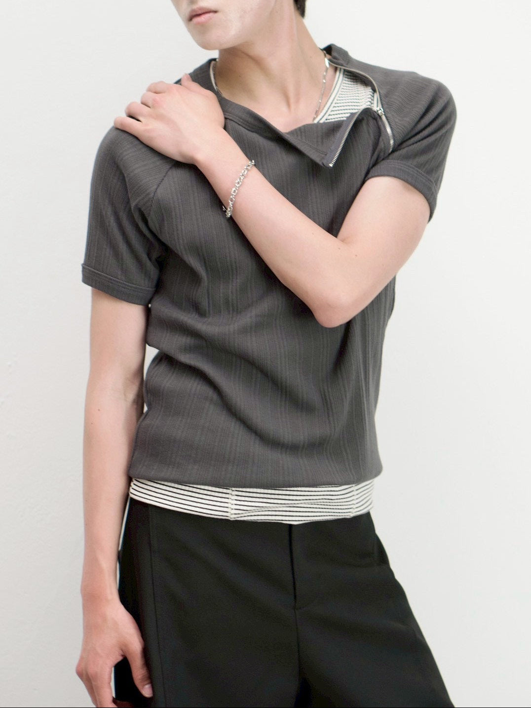 受注制【Chikashitsu +】side half zip t-shirt (4color)