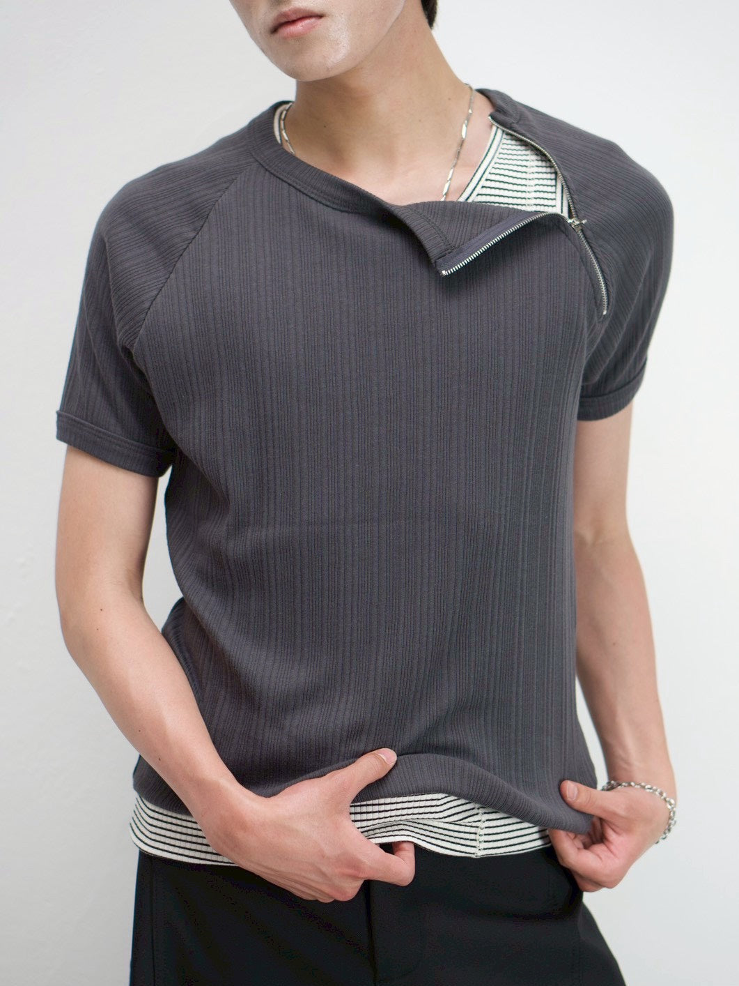 受注制【Chikashitsu +】side half zip t-shirt (4color)