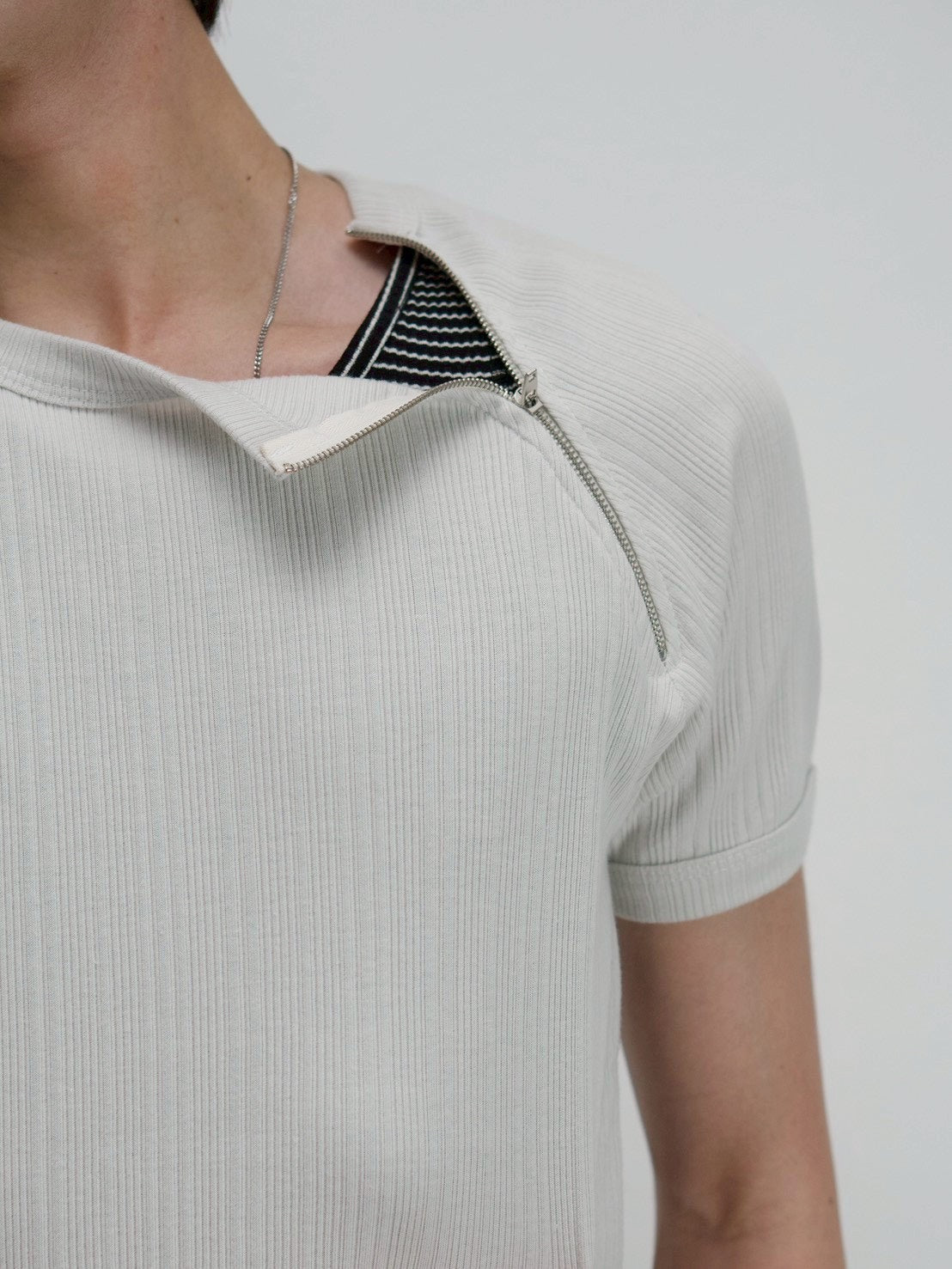 受注制【Chikashitsu +】side half zip t-shirt (4color)