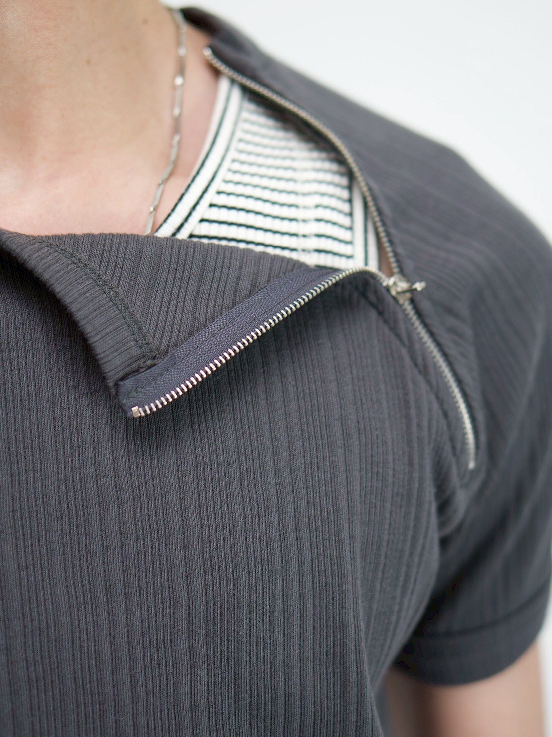 受注制【Chikashitsu +】side half zip t-shirt (4color)
