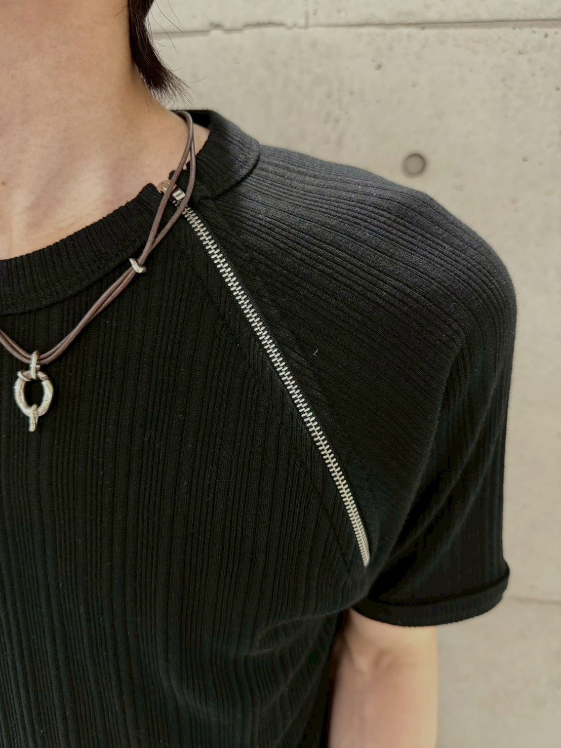 受注制【Chikashitsu +】side half zip t-shirt (4color)