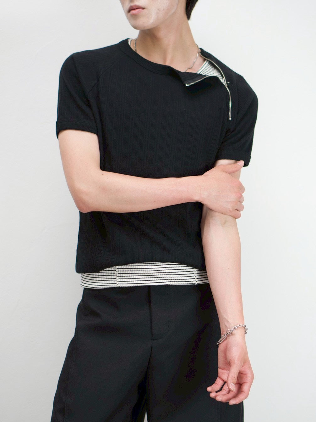 受注制【Chikashitsu +】side half zip t-shirt (4color)