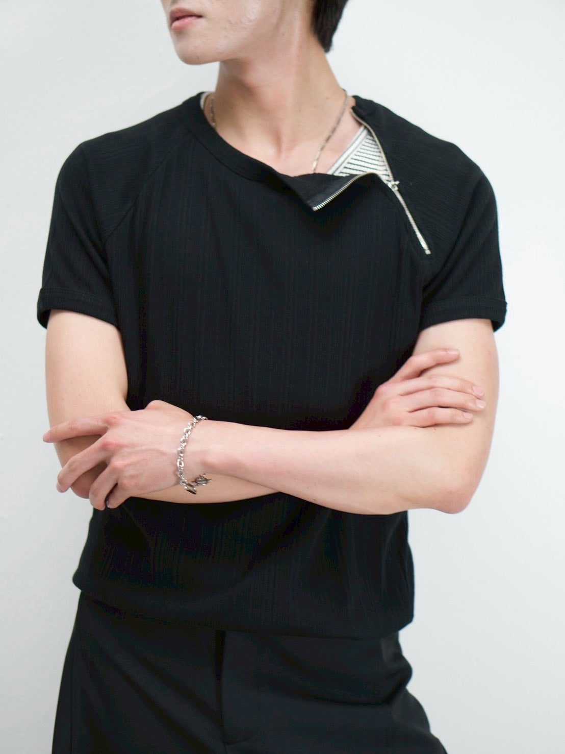 受注制【Chikashitsu +】side half zip t-shirt (4color)