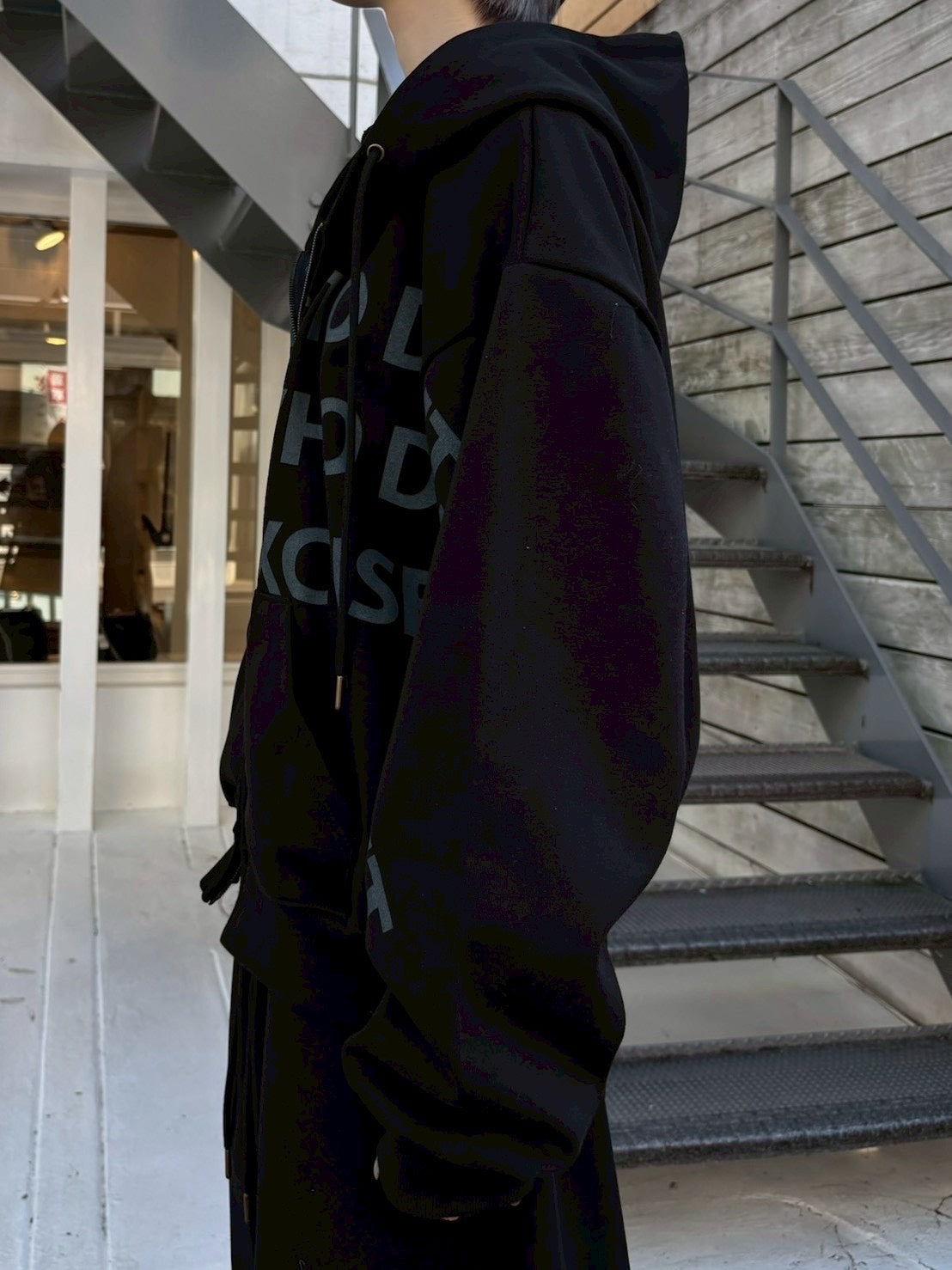 受注制【nmtc +】lettering cropped zip up hoodie / 【エヌエムティーシープラス】レタリングクロップドジップパーカー(2color)