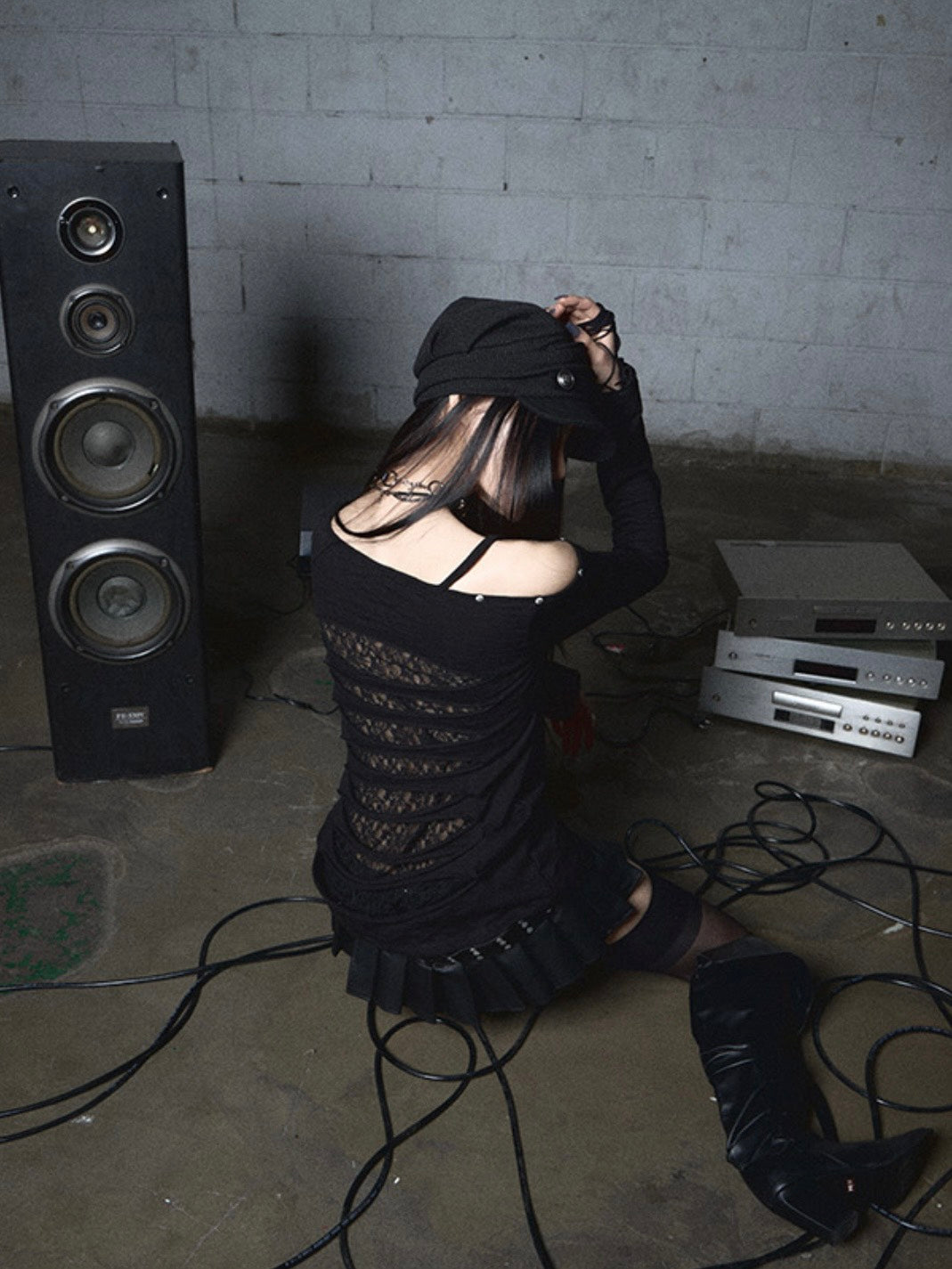 【NOT KNOWING】Destroyed Back Lace Top